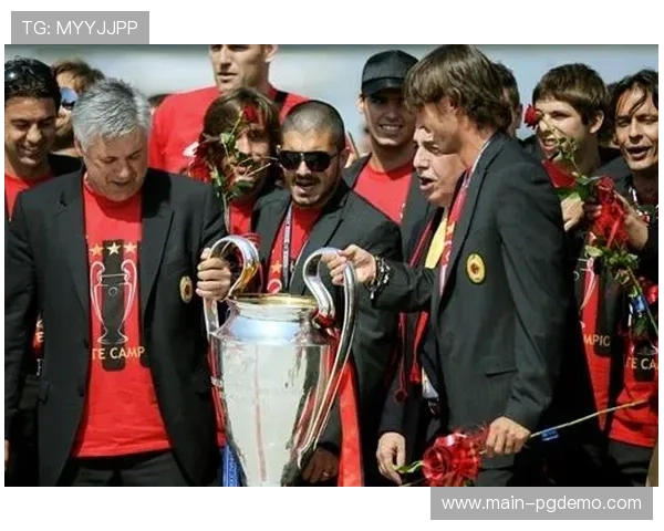 意大利国家队在米兰城举行晚宴，加图索携新老国脚出席