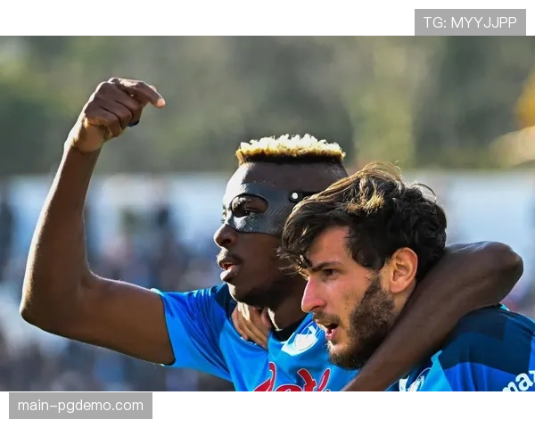 特写：斯佩齐亚门将扑出点球后，看台上患病小球迷的庆祝泪水